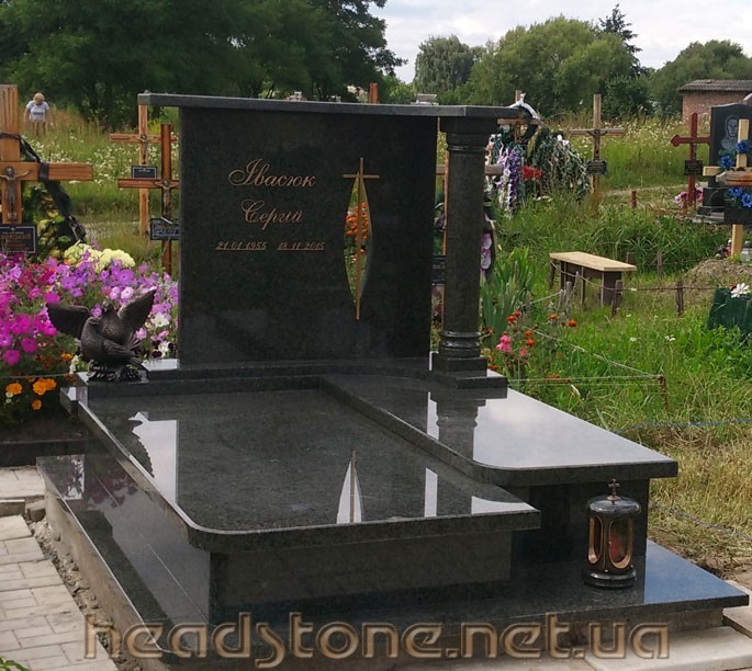 Пам’ятник з граніту виготовлення Львів Елітний для чоловіка,3D проектування памятника надгробного,Бронзові букви на памятник ,Скульптура на памятник гранітний