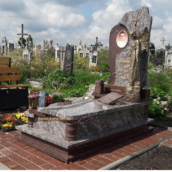 пам’ятник надмогильний подвійний Елітний латунний декор Caggiati на пам’ятник Лампадка(підсвічник) бронзовий для пам’ятника з граніту Букви на пам’ятник накладні Lorenzi