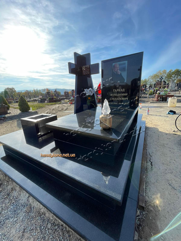 одинарні пам’ятники від виробника,пам’ятник одинарний, надгробний пам’ятник з квітником, пам’ятники європейського зразка,одинарний надмогильний пам’ятник