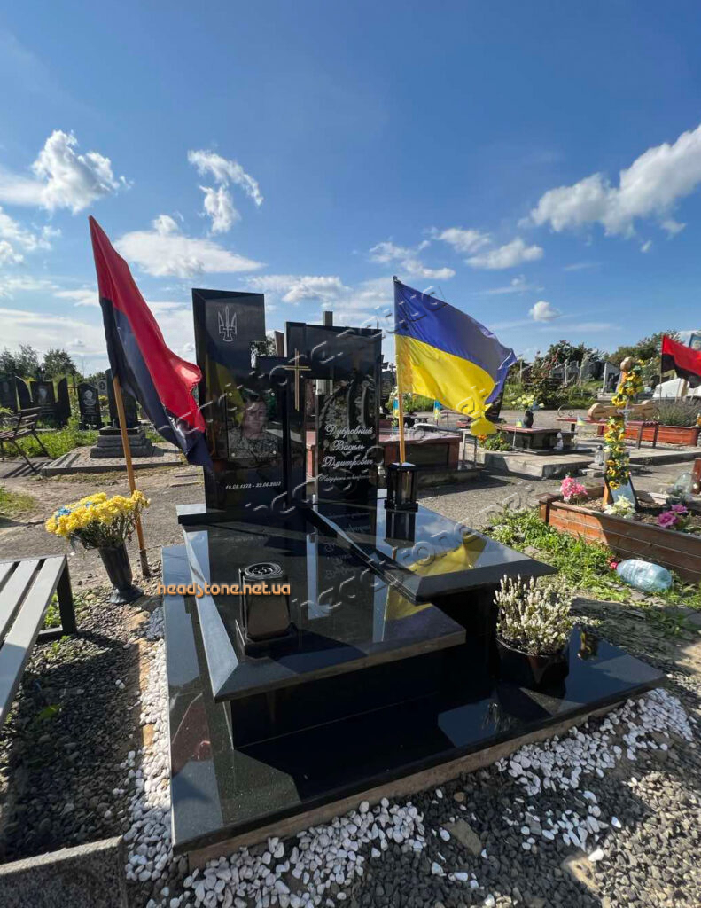 Пам'ятник для військових ЗСУПам'ятник зі скульптурою загиблому військовому солдатові ЗСУ .Пам'ятники військовим, бійцям та героям загиблим в АТО, ЗСУ